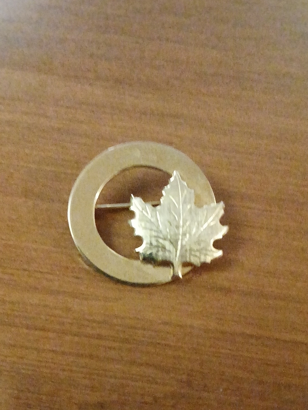 Gold Tone Maple Leaf Circle Brooch - Pin 1"